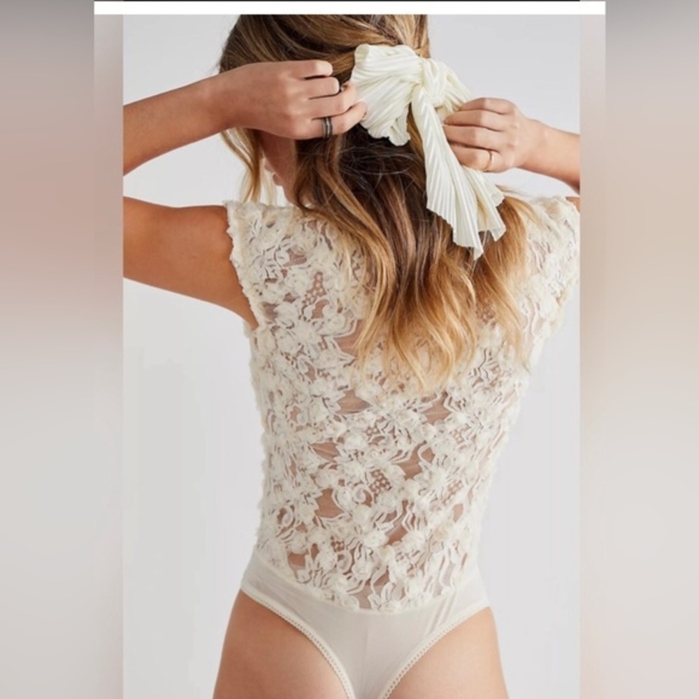 Free People intimately Free 2 Haute 2 Handle cream ruffled plunge front Bodysuit - Picture 3 of 7